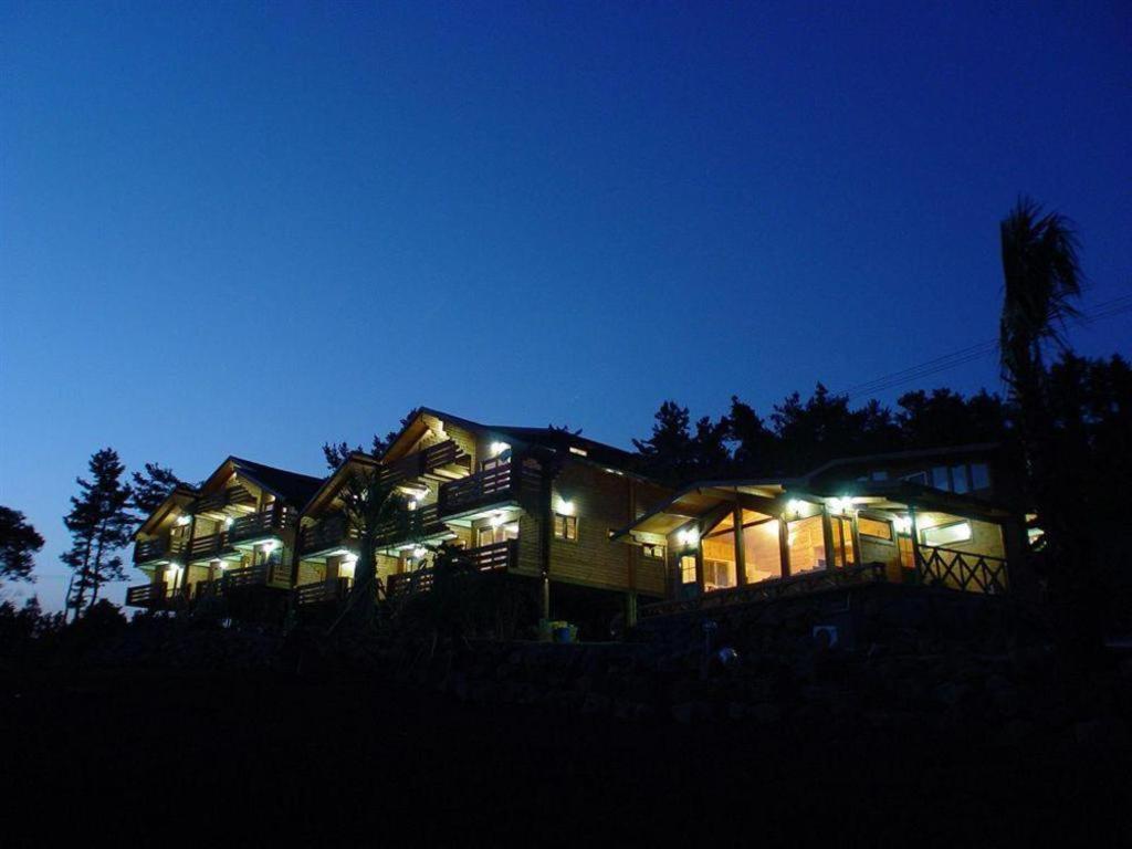 Breakfast At Tiffany'S Pension Seogwipo Bagian luar foto